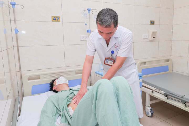 Nam thanh niên phát hiện vỡ ruột thừa sau 1 tuần đau bụng, tự uống thuốc tại nhà