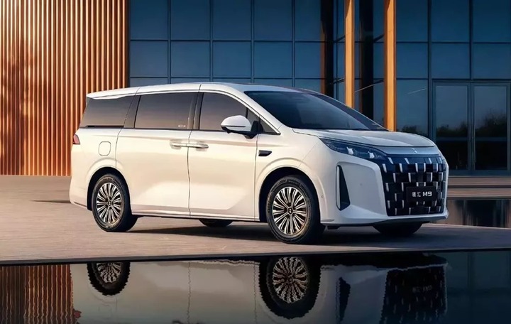 Phiên bản chạy dịch vụ của MPV cỡ lớn BYD M9 chính thức ra mắt với giá rẻ.