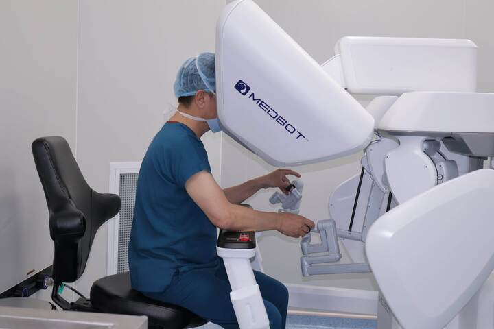 Kết nối bác sĩ và phòng mổ qua công nghệ truyền dẫn tốc độ cao.