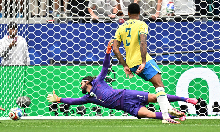 Thủ m&ocirc;n Alisson Becker vươn tay hết cỡ vẫn kh&ocirc;ng chạm đến b&oacute;ng. (Ảnh: Reuters)
