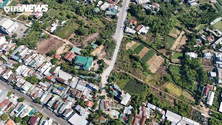 Nguyên nhân dự án kéo dài là do vướng bồi thường, giải phóng mặt bằng. Năm 2023, UBND tỉnh Quảng Ngãi chỉ đạo thanh tra toàn diện và đưa ra giải pháp để tái khởi động dự án.