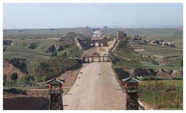 Tần Trực đạo dài gần 800km, nơi rộng nhất lên đến gần 70m.