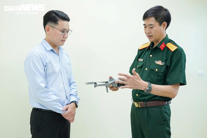 Đại tá Nguyễn Văn Trường trao đổi với phóng viên về một mẫu flycam dân dụng.