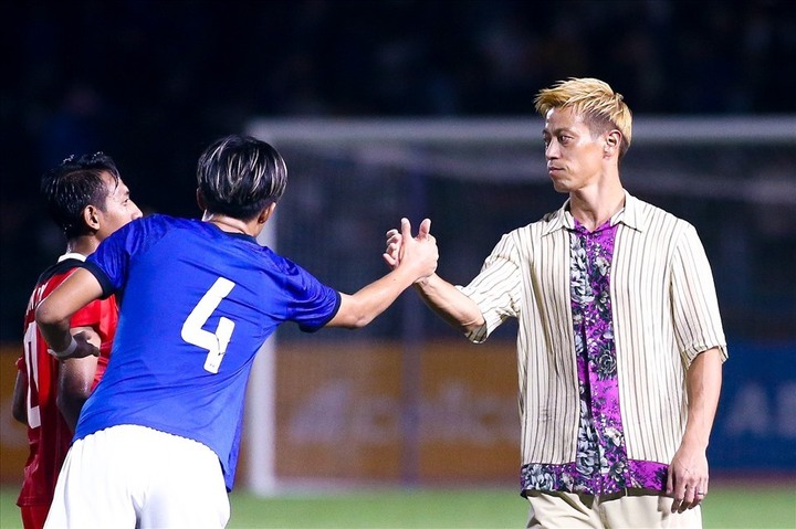 Keisuke Honda (phải) khi còn dẫn dắt Campuchia.