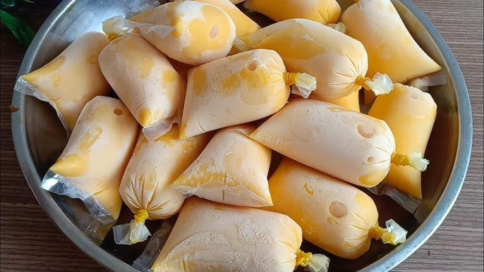 Kem xoài sữa chua đóng túi là món yêu thích của trẻ nhỏ. (Ảnh: Tú Lê Miền Tây)