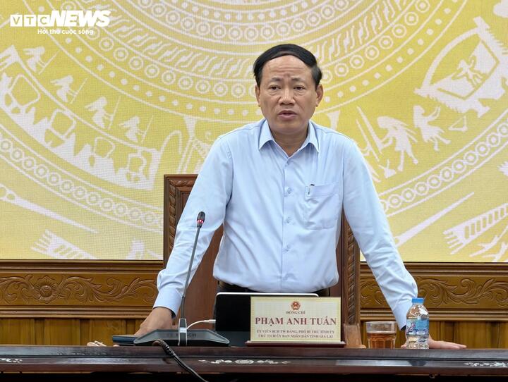 Chủ tịch tỉnh Gia Lai Phạm Anh Tuấn chỉ đạo khẩn trong cuộc họp