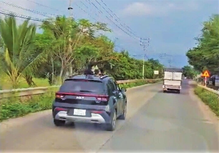 mat an toan giao thong 20041824 - Để 3 trẻ nhỏ th&ograve; đầu ra cửa sổ &ocirc; t&ocirc;, người phụ nữ ở Đắk Lắk bị phạt