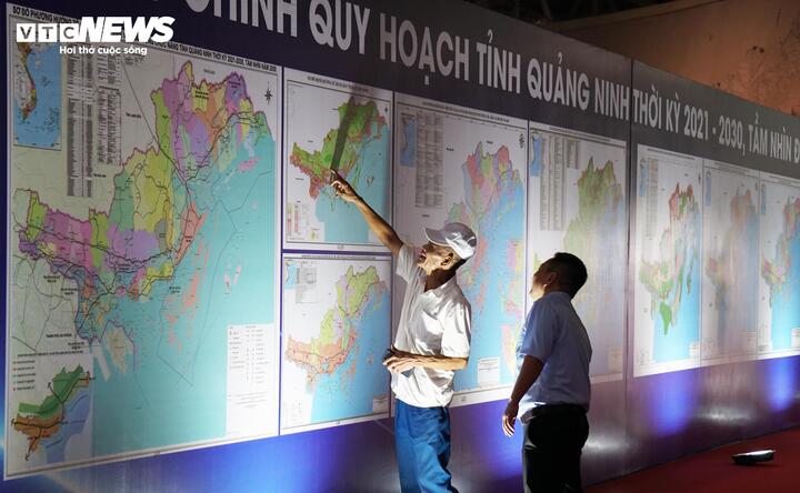 Người dân tìm hiểu, theo dõi các thông tin quy hoạch được công bố.