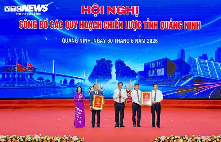 Bộ trưởng Bộ Xây dựng Trần Hồng Minh (giữa) trao quyết định Quy hoạch chung đô thị Quảng Ninh đến năm 2050, tầm nhìn đến năm 2075 và quyết định công nhận tỉnh Quảng Ninh đạt tiêu chí đô thị loại I.