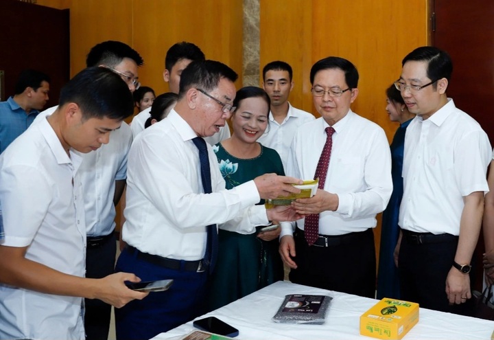 Phó Thủ tướng Hồ Quốc Dũng trực tiếp trải nghiệm Hệ thống truy xuất nguồn gốc nông sản Việt Nam ngay tại lễ công bố hệ thống. (Ảnh: Khương Trung)