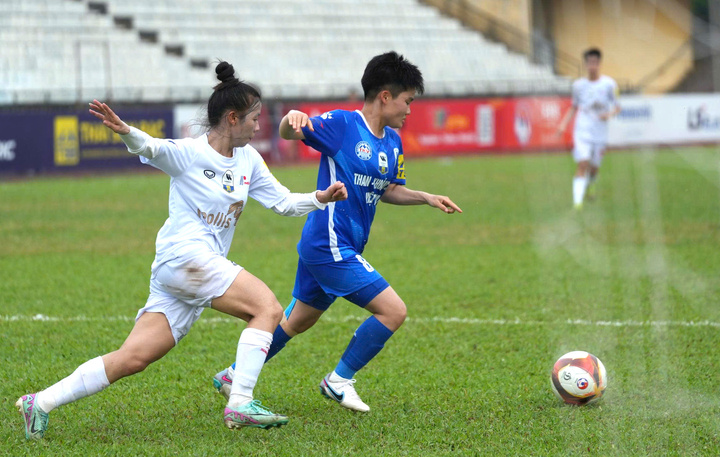 Than KSVN (áo xanh) để thua Phong Phú Hà Nam.