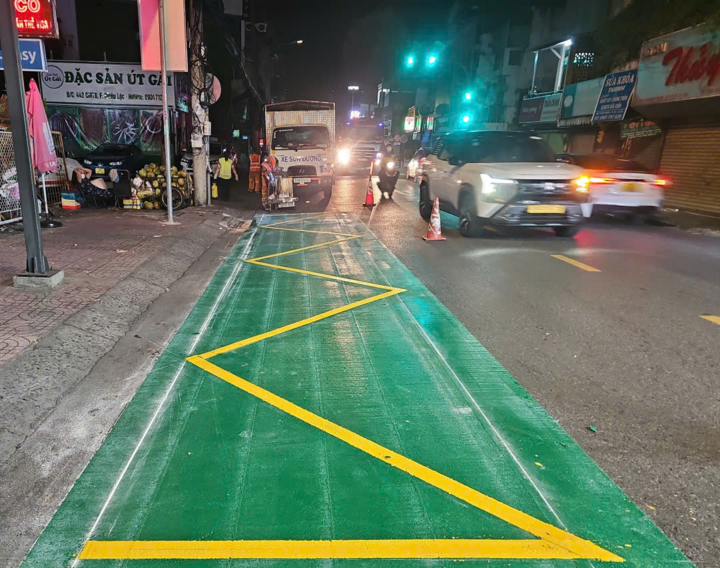 Trạm dừng xe buýt được sơn mới những ngày qua.