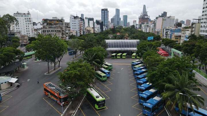 Bến bãi, nhà chờ xe buýt khang trang, hiện đại ngay trung tâm TP.HCM.