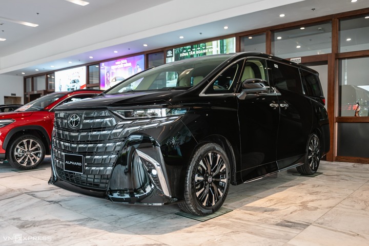Toyota Alphard.