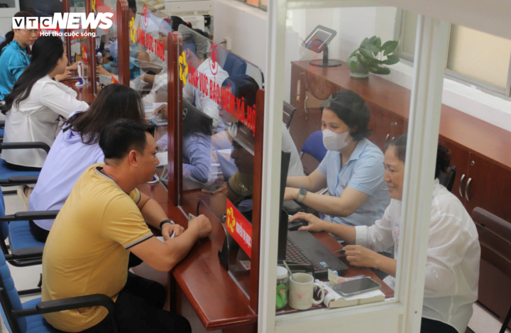 Người dân đến làm thủ tục tại trung tâm hành chính phường Đức Nhuận, TP.HCM. (Ảnh: Ngọc Duy)