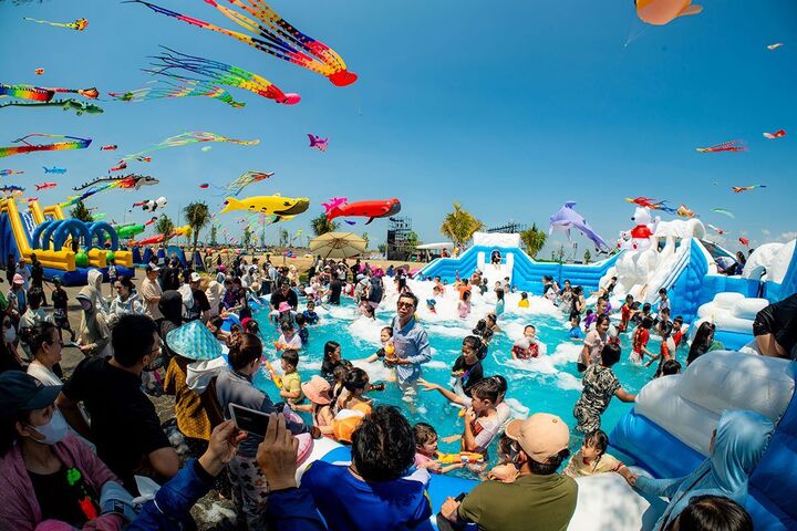 Paradise Summer Fest tại Cần Giờ ngày 6/6 thu hút hàng chục ngàn du khách tham quan và trải nghiệm.