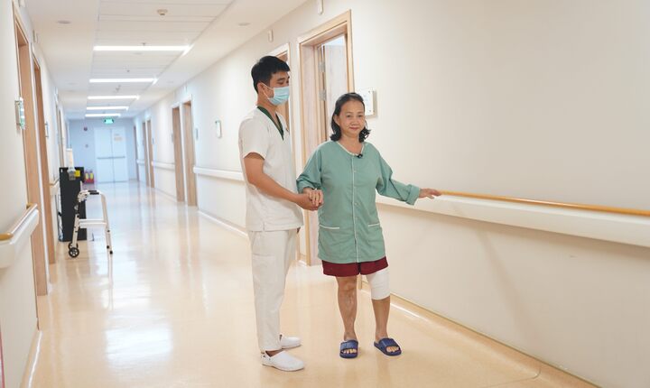 Bệnh nhân có thể đứng dậy tập đi dưới sự hướng dẫn của nhân viên y tế chỉ 3 giờ sau ca mổ.