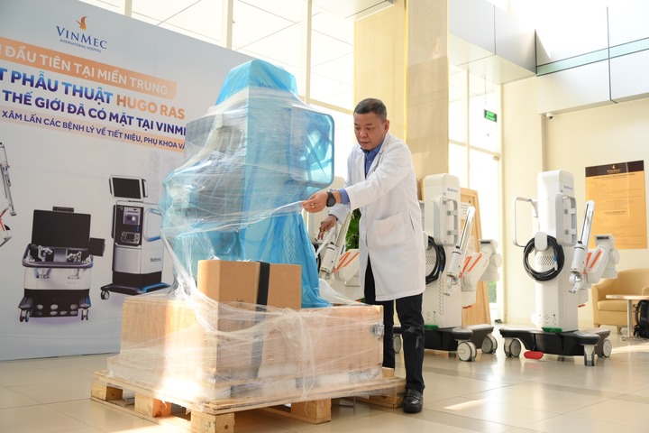 TTƯT.TS.BS Quách Hữu Trung - Giám đốc Bệnh viện Đa khoa Vinmec Đà Nẵng - “đập hộp” robot phẫu thuật ngoại khoa Hugo RAS.