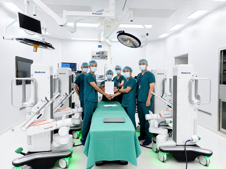 Robot phẫu thuật ngoại khoa Hugo RAS được lắp đặt trong phòng phẫu thuật tại Vinmec Đà Nẵng.