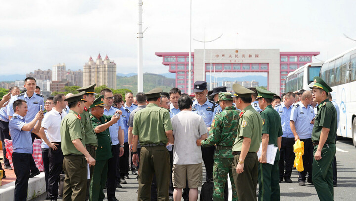 Cơ quan chức năng của 2 nước thực hiện các thủ tục bàn giao 30 đối tượng trong đường dây tội phạm công nghệ cao.