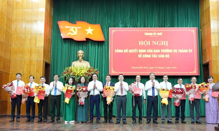 Lãnh đạo TP Huế trao quyết định và tặng hoa chúc mừng các cán bộ được điều động, luân chuyển, bổ nhiệm. (Ảnh: Thanh Hoàng)