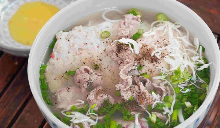 Tên gọi "bún quậy" xuất phát từ hành động "quậy" bát nước chấm trước khi ăn. (Ảnh: Báo Sài Gòn Tiếp Thị)