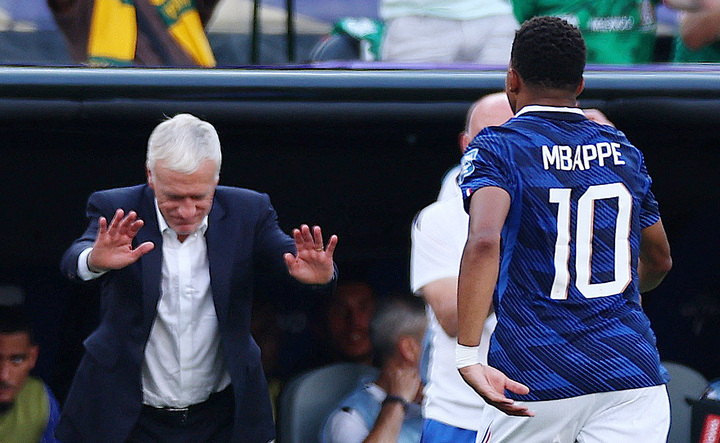 deschamps vai lay mbappe 06465482 - Mbappe ph&aacute; kỷ lục, HLV Deschamps c&uacute;i người b&aacute;i phục