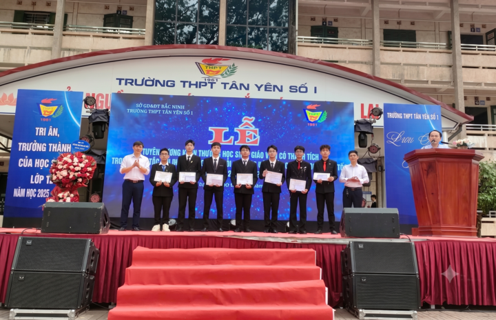 Nguyễn Khắc Công (thứ 2 từ trái sang) cùng các bạn trong lễ tuyên dương học sinh giỏi cấp tỉnh của Trường THPT Tân Yên số 1 Bắc Ninh.