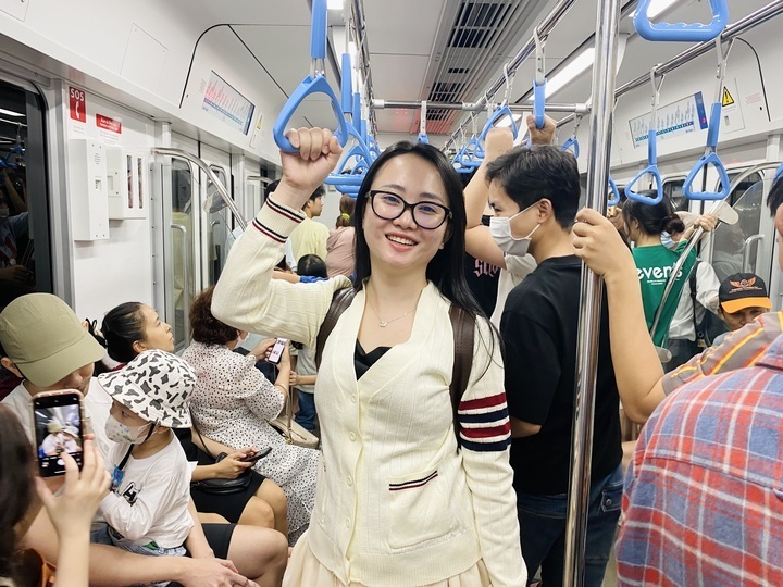 Người dân đi Metro số 1.