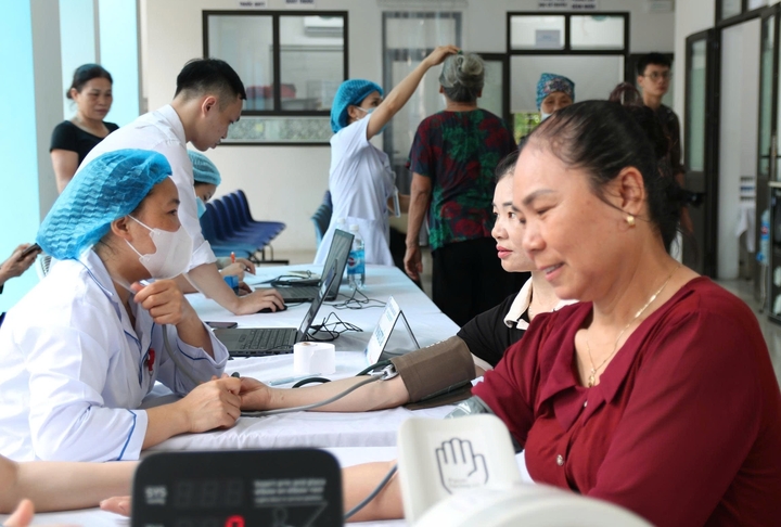 Người dân phấn khởi khi được khám bệnh, quản lý sức khỏe ngay gần nhà.