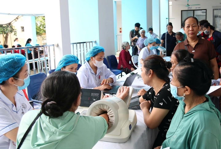 Niềm vui của người cao tuổi trong ngày đầu khám sức khỏe.