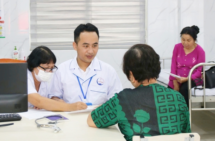 Người dân khám bệnh tại một cơ sở y tế ở Hà Nội. (Ảnh: Diệu Linh)