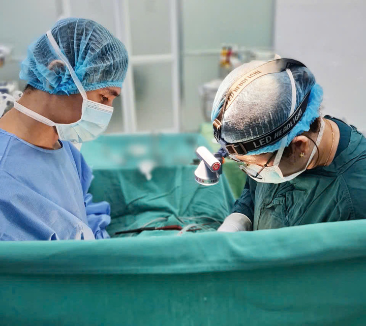 Các bác sĩ Bệnh viện Đa khoa Thủ Đức phẫu thuật khẩn cấp cắt lọc mô hoại tử vùng cổ sâu, kiểm soát ổ nhiễm trùng và giành lại sự sống cho người bệnh. (Ảnh: BVCC)