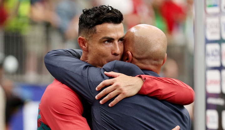 ronaldo martinez 11 16121429 - Chuy&ecirc;n gia chỉ tr&iacute;ch HLV Bồ Đ&agrave;o Nha t&acirc;ng bốc Ronaldo qu&aacute; đ&agrave;