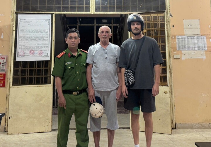 Nam du khách đi lạc được Công an phường Hòa Xuân hỗ trợ tìm lại người thân. (Ảnh: C.A)
