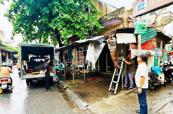 Cơ quan chức năng thực hiện tháo dỡ mái che đua văng ra ngoài trái quy định trên tuyến phố An Đà, phường Gia Viên, TP Hải Phòng.