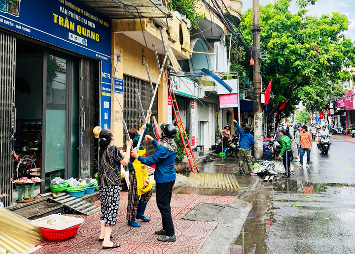Nhiều hộ dân chủ động tháo dỡ những hạng mục công trình lấn chiếm ra vỉa hè, lòng đường sau khi được chính quyền địa phương tuyên truyền, vận động.