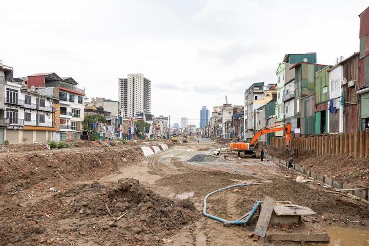 Trong khi đó, Sở Nông nghiệp và Môi trường được giao nghiên cứu phương án bố trí "lối ưu tiên" hoặc "làn xe riêng" phục vụ vận chuyển chất thải xây dựng từ các dự án trọng điểm nhằm rút ngắn thời gian xử lý, góp phần đẩy nhanh tiến độ thi công. Ban Quản lý dự án đầu tư xây dựng công trình dân dụng Thành phố cũng được yêu cầu tăng cường phối hợp với các sở, ngành để kịp thời xử lý các vướng mắc phát sinh, bảo đảm dự án hoàn thành theo kế hoạch.