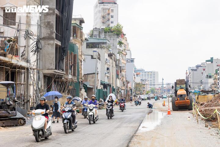 Dự án đường Vành đai 1, đoạn Hoàng Cầu - Voi Phục có chiều dài khoảng 2,27km, tổng mức đầu tư hơn 7.200 tỷ đồng, từng được dư luận gọi là tuyến đường "đắt nhất hành tinh" do chi phí giải phóng mặt bằng lớn và kéo dài nhiều năm. Dự án là một trong những công trình giao thông trọng điểm của Hà Nội. Đến nay, khối lượng thi công toàn dự án đã đạt trên 40%.