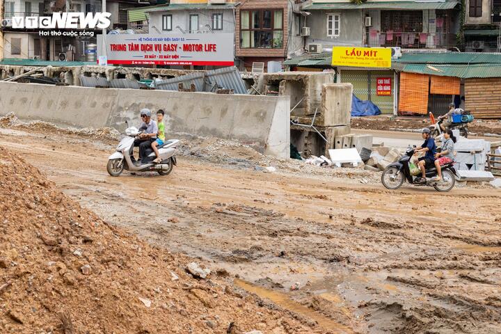 Cùng chung tâm trạng, chị Minh Nguyệt (phường Giảng Võ), chủ một cửa hàng kinh doanh trên phố La Thành hơn 30 năm, cho biết người dân hoàn toàn ủng hộ dự án vì đây là công trình giao thông quan trọng của Thủ đô. Tuy nhiên, việc thi công kéo dài khiến hoạt động buôn bán bị ảnh hưởng đáng kể, trong khi nền đường thấp hơn mặt bằng nhà dân khiến việc đi lại rất bất tiện. Chị mong đơn vị thi công đẩy nhanh tiến độ, đồng thời bố trí các lối đi tạm để tạo thuận lợi cho người dân trong thời gian công trường vẫn đang triển khai.