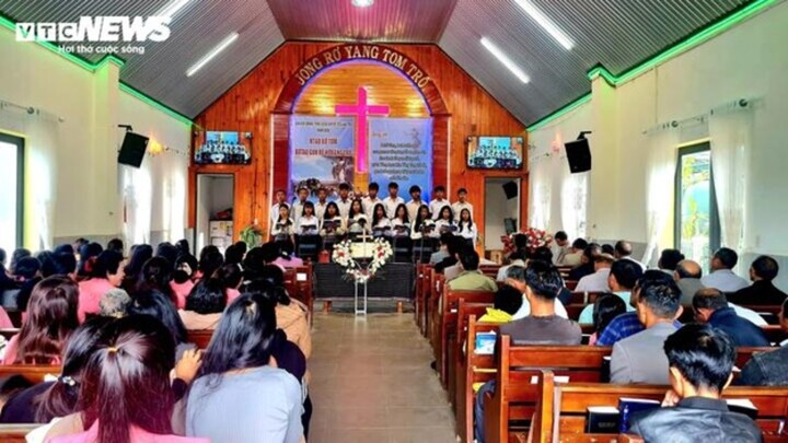 Không khí ấm áp tại nhà thờ B'NorC vào sáng Chủ nhật khi bà con đến đi lễ.