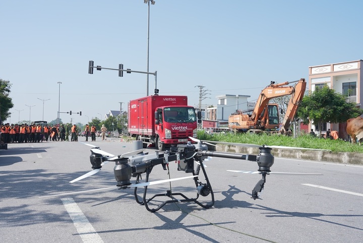 Dự &aacute;n sử dụng drone Viettel Post hỗ trợ cứu trợ khẩn cấp trong thi&ecirc;n tai. (Ảnh: Viettel)