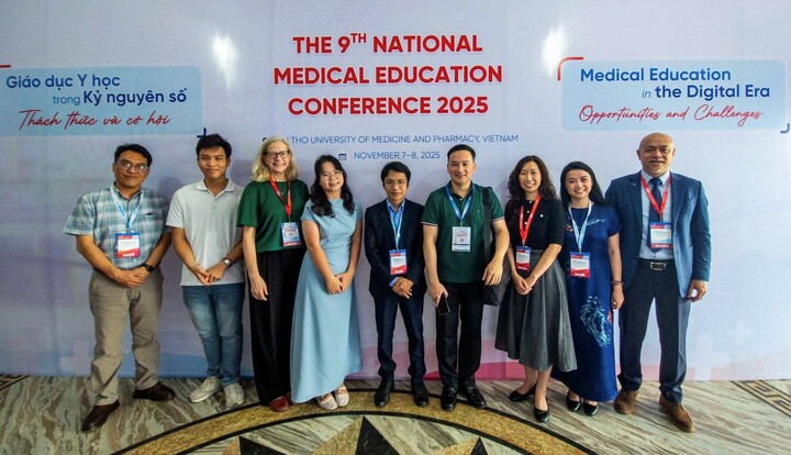 Không chỉ ghi dấu ấn với thành tích chuyên môn xuất sắc, Linh nổi bật nhờ nhiều thành tích khác trong các hoạt động ngoại khóa, nghiên cứu khoa học, các cuộc thi y khoa quốc tế.