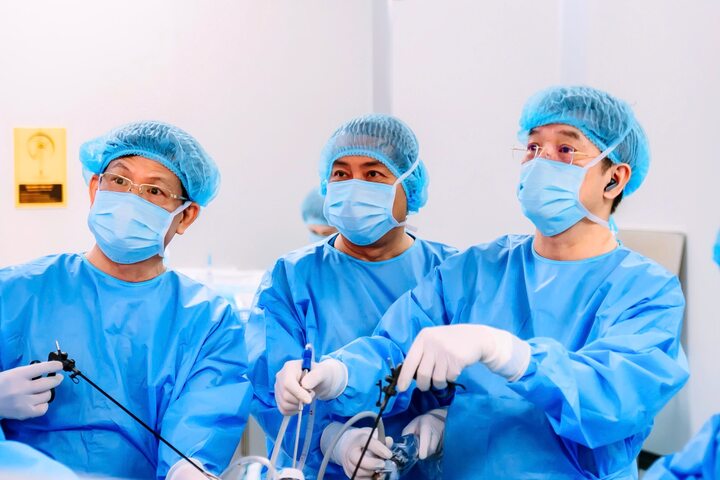 PGS.TS.BS Lê Văn Thành và ê-kíp tiến hành phẫu thuật loại bỏ khối u gan cho bệnh nhân.