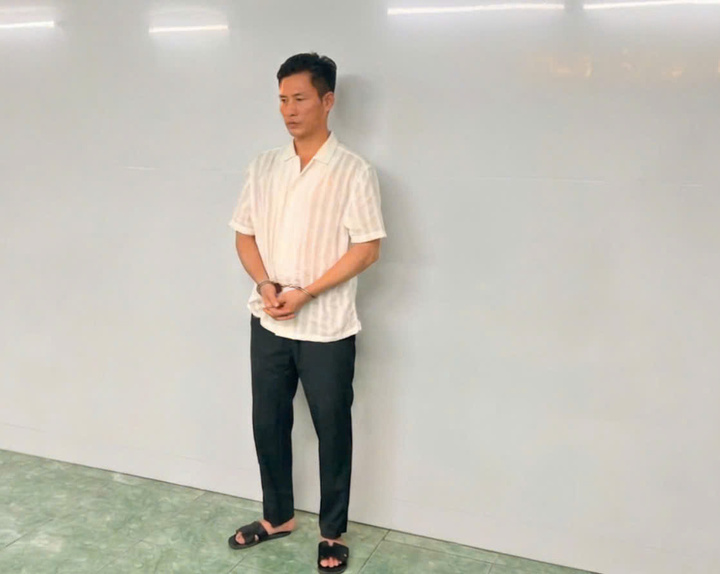 Khởi tố người đàn ông dùng ly thủy tinh đánh nữ nhân viên quán karaoke doi tuong dung 21191098 - Khởi tố người đàn ông dùng ly thủy tinh đánh nữ nhân viên quán karaoke