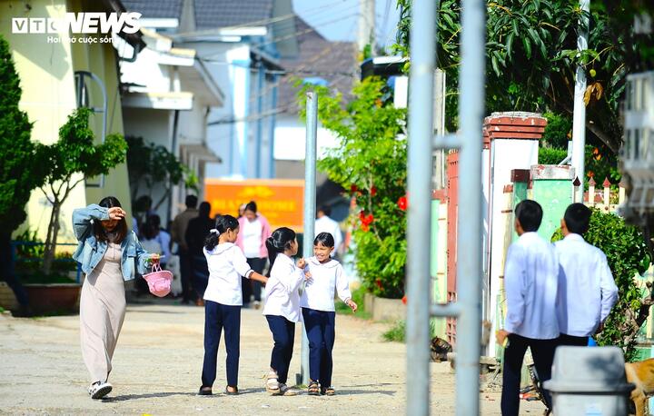 Những đứa trẻ vui vẻ theo mẹ đến nhà thờ.