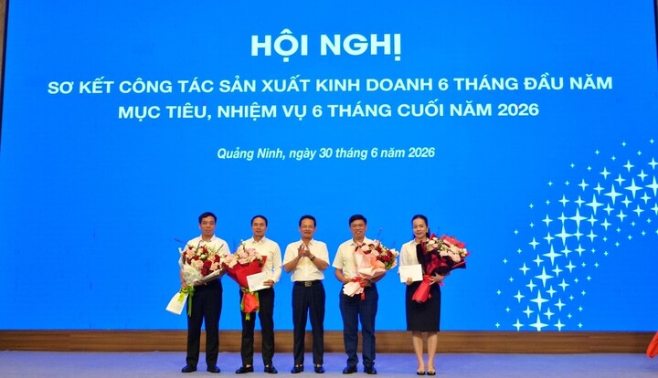 Lãnh đạo EVNNPC trao khen thưởng cho các tập thể Ban chuyên môn Tổng công ty có thành tích xuất sắc trong thực hiện các chỉ tiêu kế hoạch quý II/2026, ghi nhận những nỗ lực, tinh thần trách nhiệm và đóng góp tích cực vào kết quả chung của Tổng công ty.
