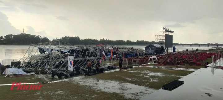 Sân khấu đêm bế mạc Tuần lễ âm nhạc Quốc tế Festival Huế 2026 bị đổ sập gây hư hại nhiều thiết bị. (Ảnh: Báo Phụ nữ)
