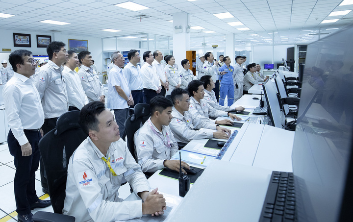 Chuyển đổi số được xác định tiếp tục là một trụ cột quan trọng trong nâng cao hiệu quả hoạt động của Petrovietnam. (Ảnh: Các đại biểu tham quan nhà máy thông minh Đạm Cà Mau)