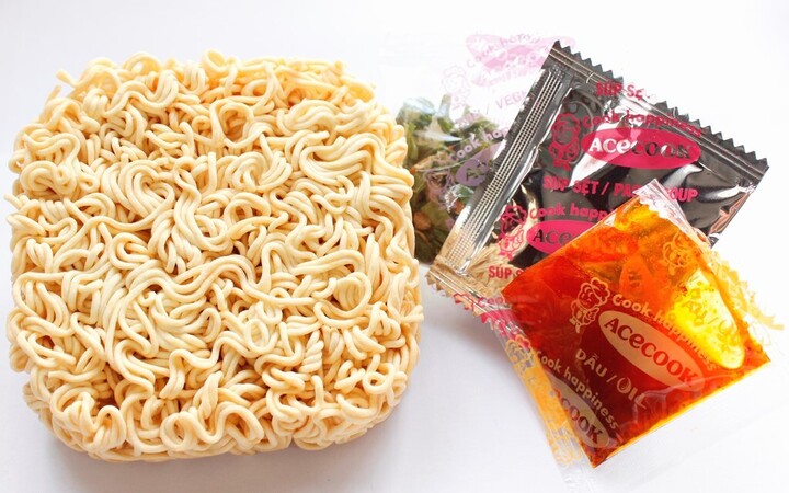 Một gói mì ăn liền hoàn chỉnh sẽ có các gói gia vị đi kèm.